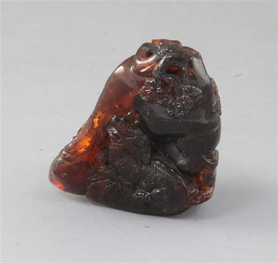 A Chinese amber boulder carving, Qing dynasty, height 7.5cm